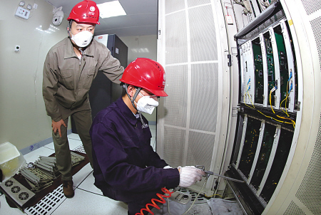 帶電“清洗”通信設備 保障通信傳輸的現代化作業